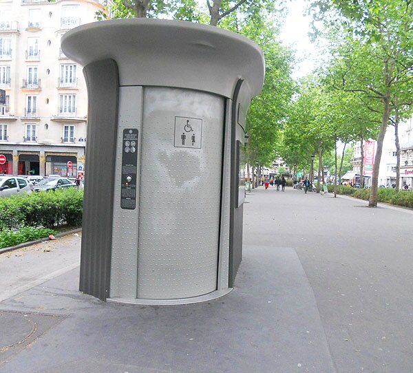 общественный туалет на улице
