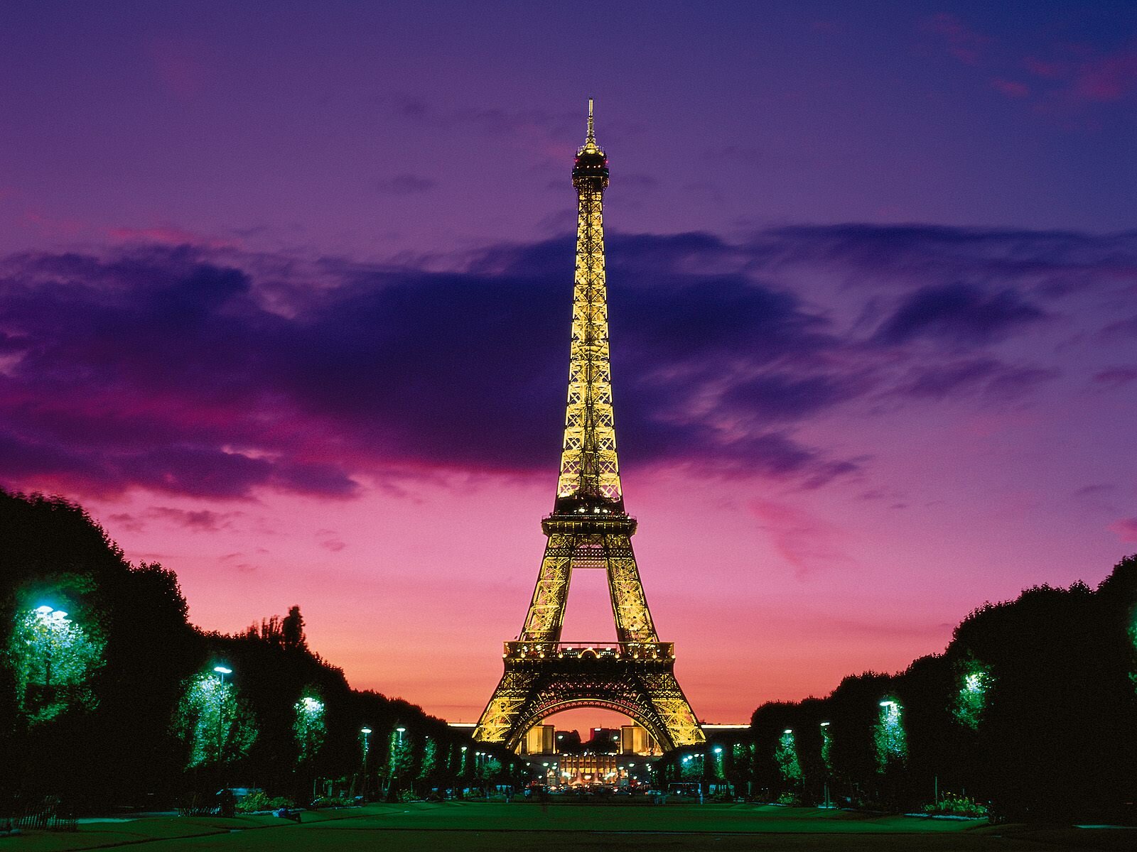 Фото Эйфелевой башни ночью Париж